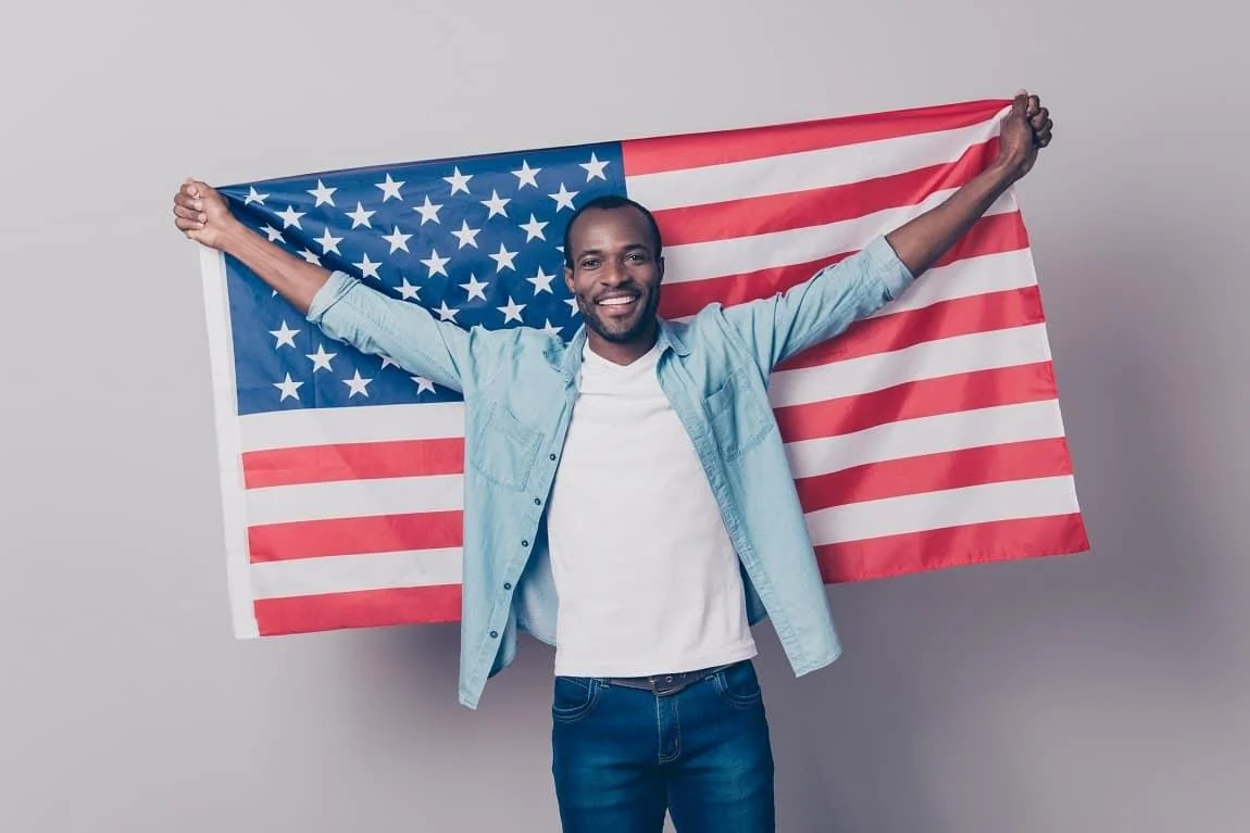 czarnoskóry mężczyzna z flagą USA